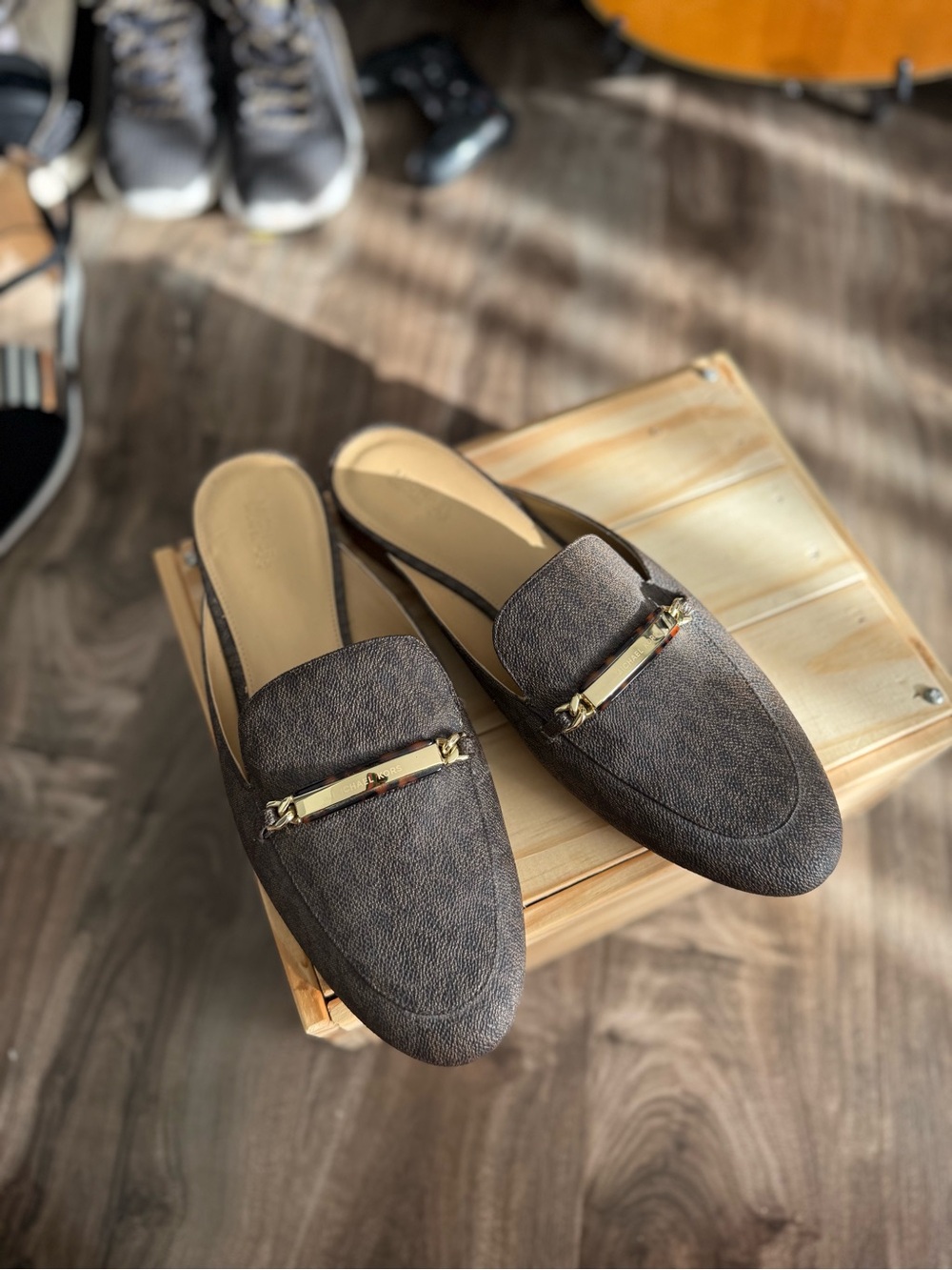Michael Kors Brown Signature Loafer Mules – Gold & Tortoise Bar – Sz 10